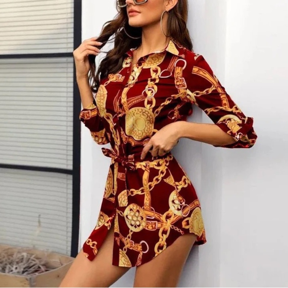 Chain print dress. Classic retro style with belt